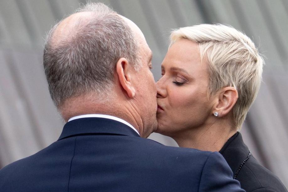 Seltener Kuss! Fürst Albert II. und Fürstin Charlène verliebt in Oslo