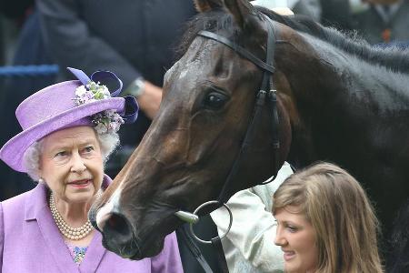 Trotz Warnung ihrer Ärzte: Die Queen schwingt sich wieder aufs Pferd