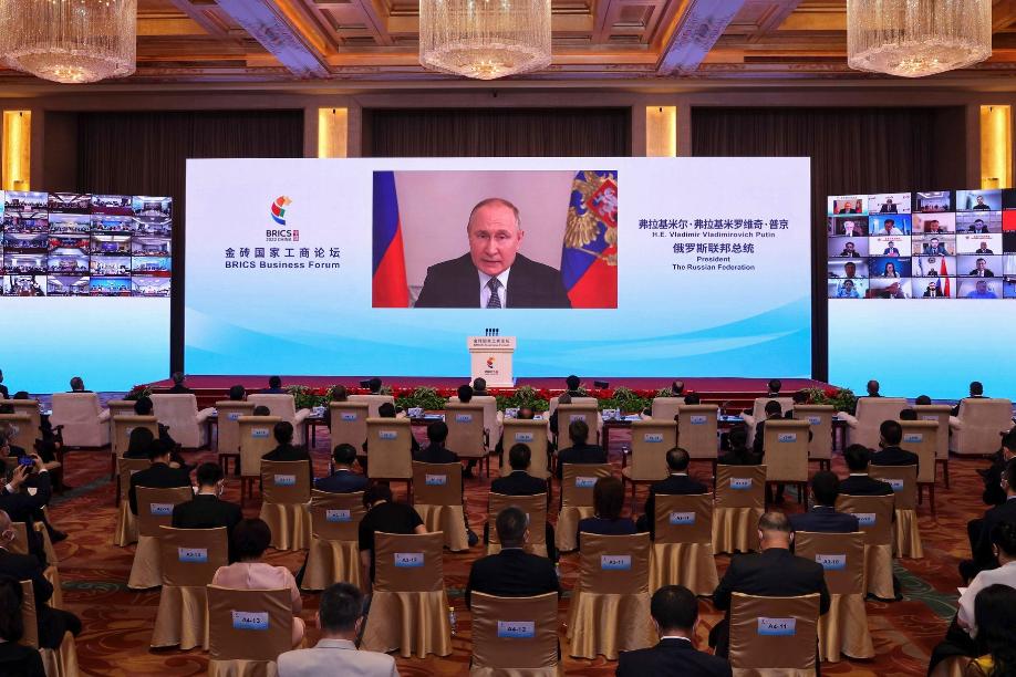 Auf diesem von der chinesischen Nachrichtenagentur Xinhua veröffentlichten Foto hält Wladimir Putin (Monitor), Präsident von Russland, bei der Eröffnungszeremonie des BRICS-Wirtschaftsforums in Peking eine Grundsatzrede per Videoschalte.