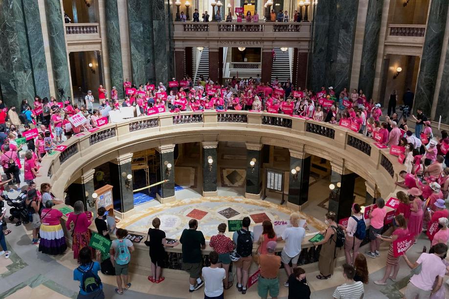 Abtreibungsbefürworter demonstrieren in der Rotunde des Wisconsin State Capitol. Der Oberste Gerichtshof der USA hat das liberale Abtreibungsrecht gekippt.