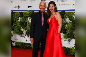 Knallroter Hingucker: Nilam Farooq beim Deutschen Filmpreis