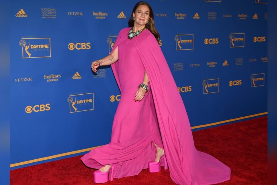 Mut zur Farbe: US-Star Drew Barrymore begeistert als Lady in Pink