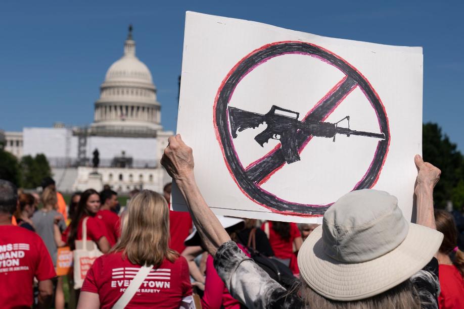 Demonstranten vor dem US-Kapitol fordern nach dem Massaker im texanischen Uvalde schärfere Waffengesetze.