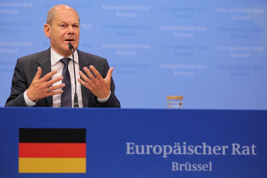 Bundeskanzler Olaf Scholz (SPD) gestikuliert während einer Pressekonferenz am zweiten Tag des EU-Gipfels.
