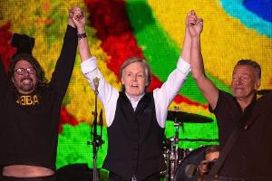 Paul McCartney singt mit John Lennon, Dave Grohl und Bruce Springsteen