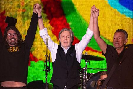 Paul McCartney singt mit John Lennon, Dave Grohl und Bruce Springsteen