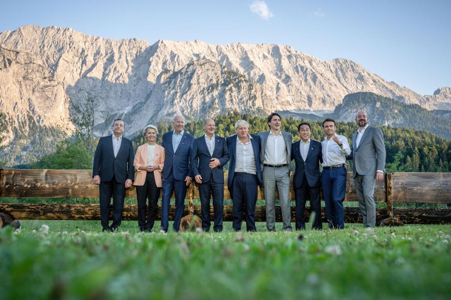 Die Regierungschefs haben sich beim G7 Treffen auf Schloss Elmau nach dem Abendessen zu einem informellen Gruppenbild an der 