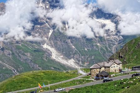 Neben der Autobahn: Szenische Straßen durch die Alpen