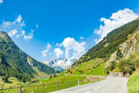Neben der Autobahn: Szenische Straßen durch die Alpen