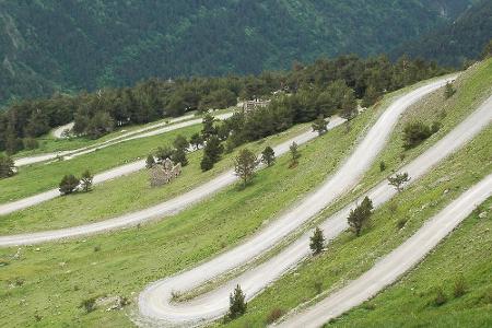 Neben der Autobahn: Szenische Straßen durch die Alpen
