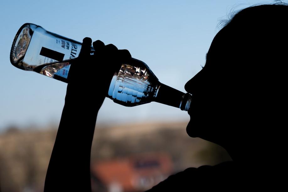 Eine Studie der BZgA zeigt, dass der regelmäßige Alkoholkonsum unter Jugendlichen weniger wird.
