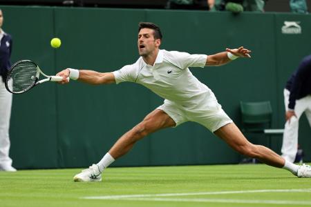 Djokovic mit Mühe weiter - Mitfavorit Hurkacz ausgeschieden Djokovic mit Mühe weiter - Mitfavorit Hurkacz ausgeschieden
