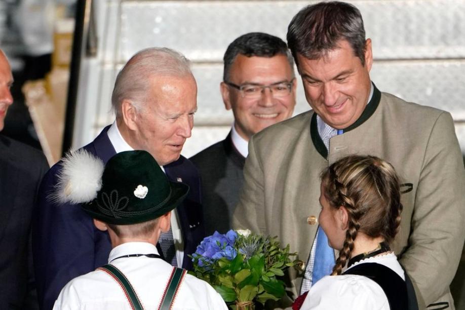 Markus Söder schenkt Joe Biden einen