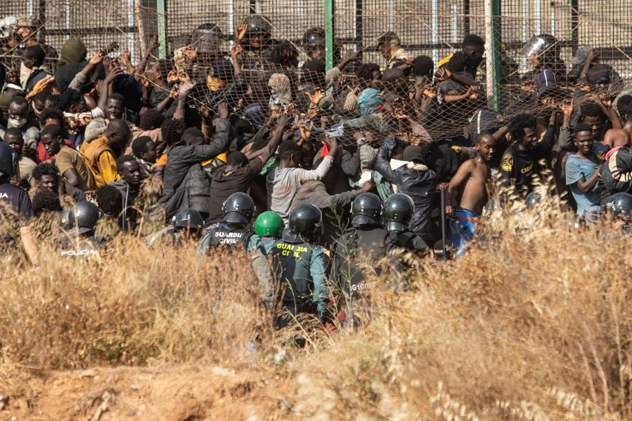 Migranten kommen auf spanischem Boden an, nachdem sie die Zäune zwischen Marokko und der spanischen Enklave Melilla überwunden haben.