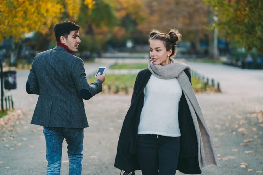 Aufgepasst So wickeln Frauen die Männer um den Finger