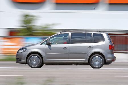 VW Touran TSI Ecofuel, Seitenansicht, Fahrt