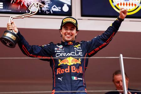 Hat sich Pérez verplappert? - Die sportliche Zukunft von Sergio Pérez in der Formel 1 ist weiterhin unklar - oder doch nicht? Nach seinem Sieg in Monaco verriet Checo offenbar mehr oder weniger unfreiwillig, dass er seinen Vertrag bei Red Bull schon verlängert hat. 'Ich habe wahrscheinlich zu früh unterschrieben', lachte der Mexikaner, als er sich mit Teamboss Christian Horner in den Armen lag. Mehr als ein Fingerzeig?