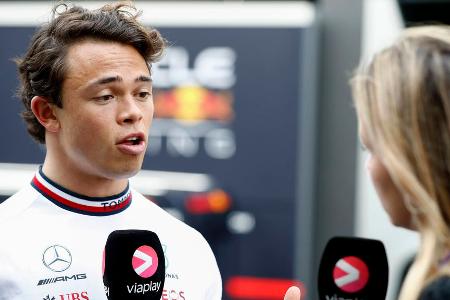 Bekommt de Vries endlich seine Chance? - Nyck de Vries werden ebenfalls gute Chancen auf das Cockpit bei Williams eingeräumt. Im Gegensatz zu Piastri würde der Niederländer nicht nur auf Leihbasis zum britischen Rennstall wechseln. Diese Perspektive soll Williams besonders reizen. De Vries machte sich jahrelang Hoffnungen auf ein Mercedes-Cockpit, fasste bei den Silberpfeilen aber nie Fuß.
