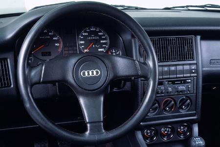 Audi 80 Cockpit mit Sportlenkrad