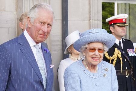 Queen Elizabeth II. zeigt sich gut gelaunt bei Parade in Schottland