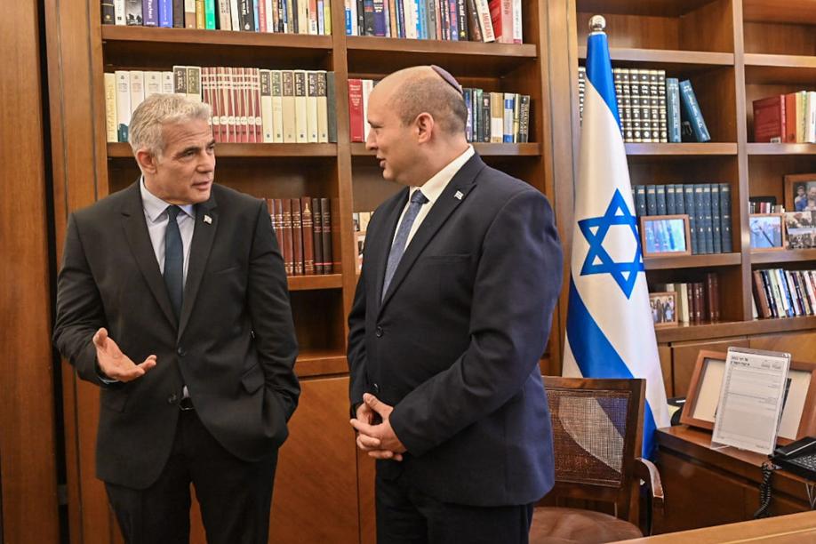 Jair Lapid (l) übernimmt das Amt des Ministerpräsidenten von Naftali Bennett (r).