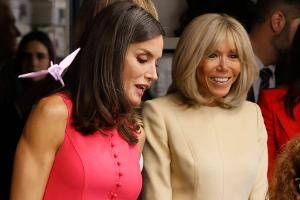 Königin Letizia von Spanien und Brigitte Macron: Elegant im Theater
