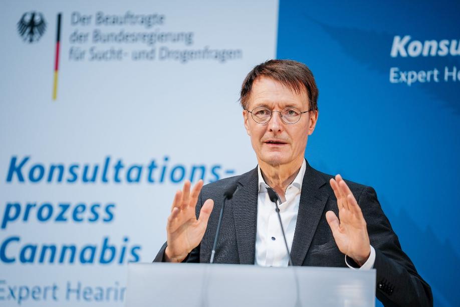 Gesundheitsminister Karl Lauterbach bei der Expertenanhörung zur Vorbereitung der geplanten kontrollierten Abgabe von Cannabis an Erwachsene in Deutschland.
