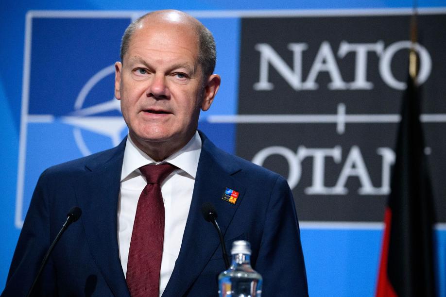 Bundeskanzler Olaf Scholz äußert sich bei einer Pressekonferenz zum Abschluss des Nato-Gipfels in Madrid.