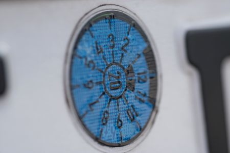 So lesen Sie die TÜV-Plakette So lesen Sie die TÜV-Plakette