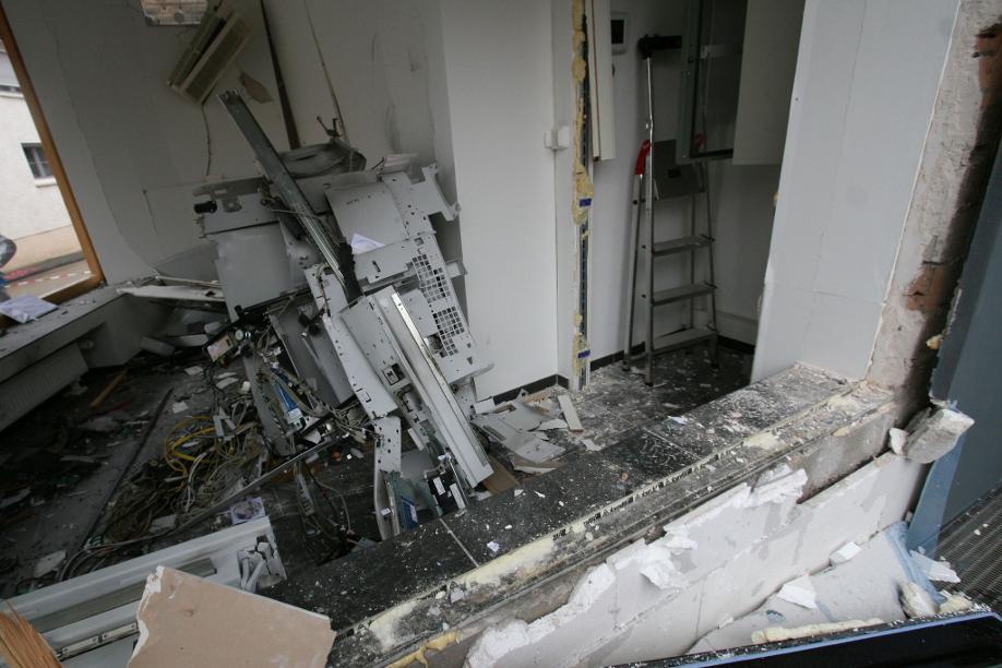 Blick in eine Bankfiliale in Oberursel nach der Sprengung eines Geldautomaten.