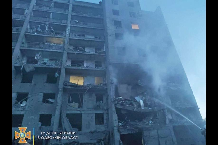 Feuerwehrleute versuchen nach russischen Raketenangriffen die Flammen in einem Wohnhaus in Odessa zu löschen.