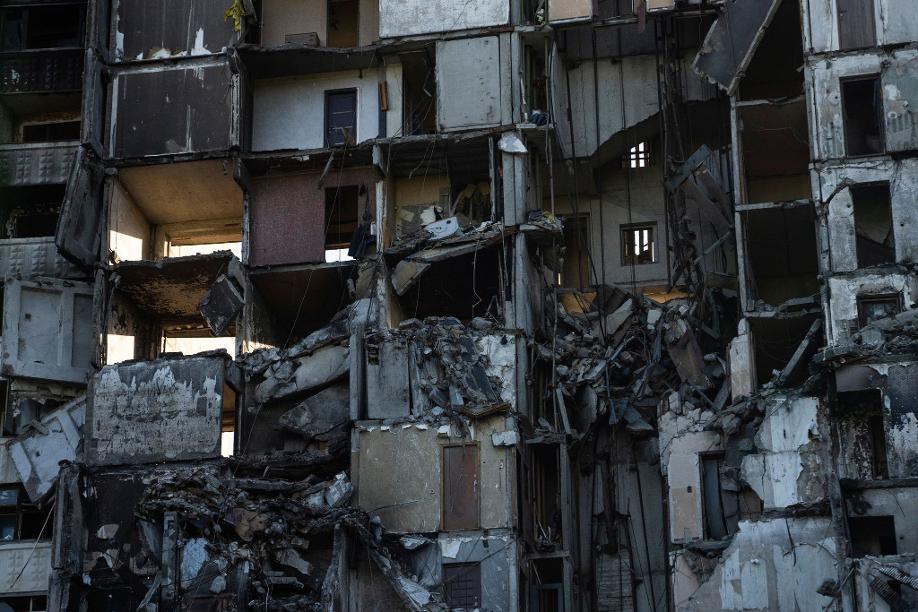 Blick auf ein Gebäude, das bei einem russischen Angriff in Charkiw, Ukraine, zerstört wurde.