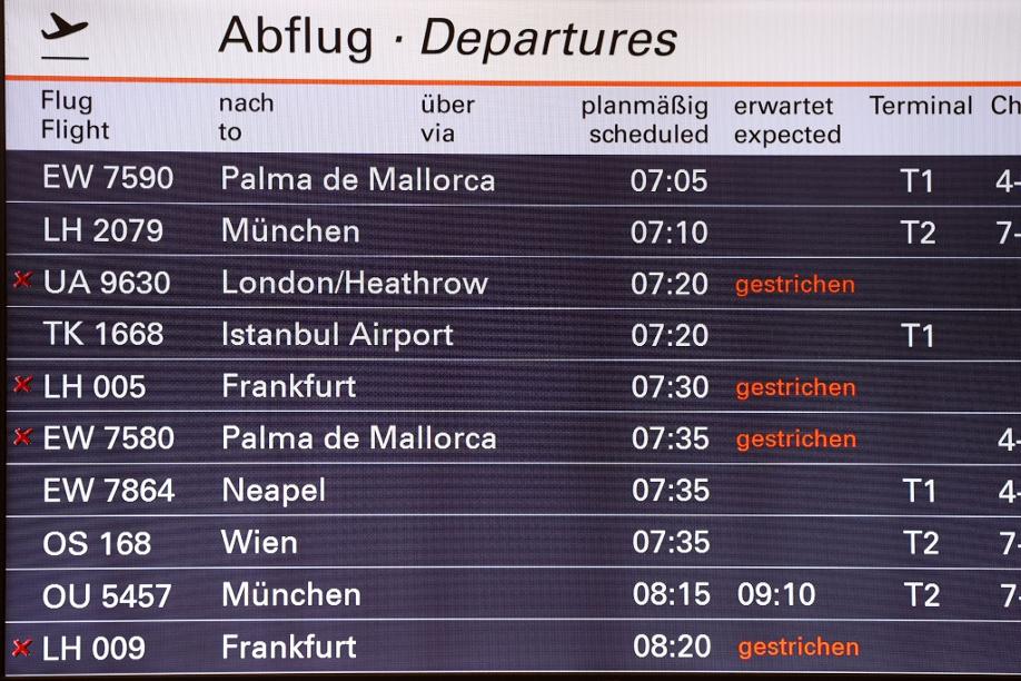 Gestrichene Flüge sind auf einer Anzeigetafel am Hamburger Flughafen zu sehen.