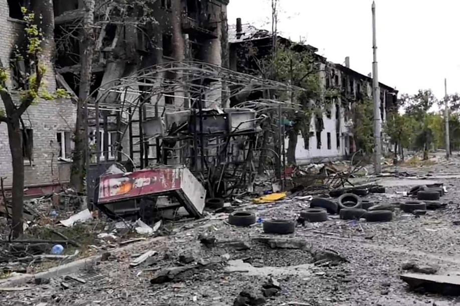 Auf diesem von der Militärverwaltung der Region Luhansk zur Verfügung gestellten Foto sind beschädigte Wohngebäude in Lyssytschansk zu sehen.