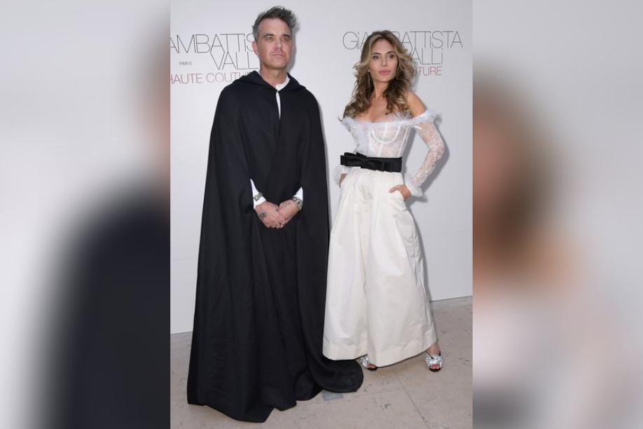 Fashion Week Paris: Robbie Williams hüllt sich in schwarzen Umhang
