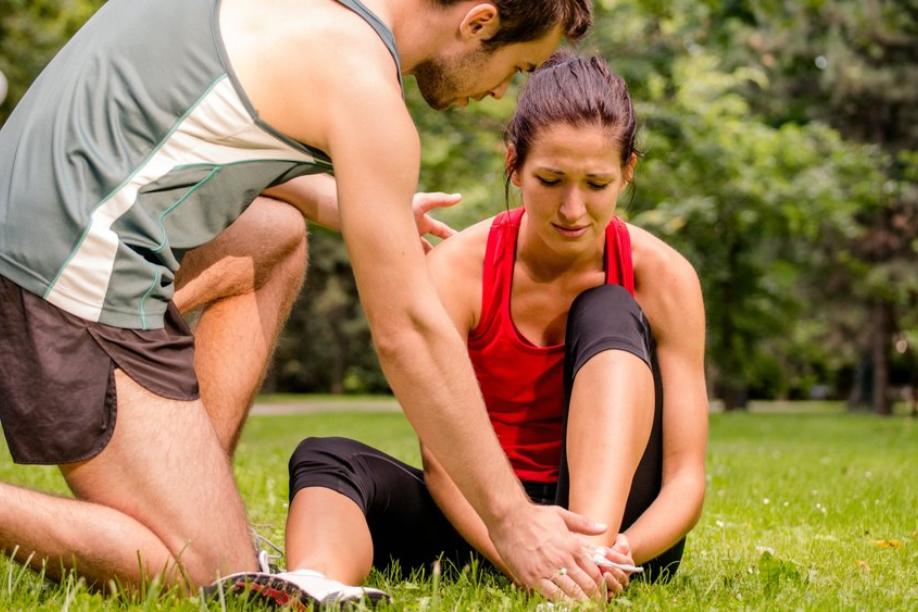 Soforthilfe bei Sportverletzungen: Die wichtigsten Tipps vom Experten