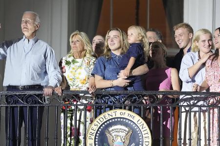 US-Präsident Joe Biden beobachtet Feuerwerk mit der ganzen Familie