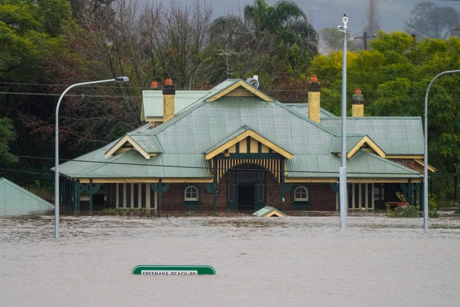 Ein Gebäude am Stadtrand von Sydney steht unter Wasser.