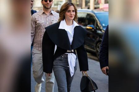 Eigenwilliges Outfit: Emma Watson bei der Paris Fashion Week