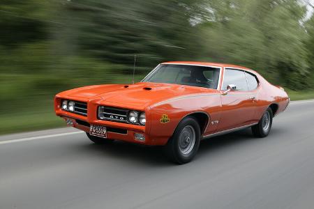 Orangener Pontiac GTO in Fahrt