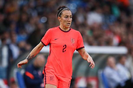 Lucy Bronze (England) - Eine Außenverteidigerin als Weltfußballerin, das spricht für sich. Mit ihrem Offensivdrang spielte sich die Engländerin Bronze (30) derart ins Rampenlicht, dass die absoluten Topklubs um ihre Unterschrift buhlten. Über Manchester City und Olympique Lyon führte ihr Weg nun zum FC Barcelona. Dabei schien zu Beginn ihrer Karriere das lukrative Profileben noch völlig utopisch. Während sie einst beim FC Everton spielte, jobbte sie für den Lebensunterhalt noch nebenbei in einem Pizzaladen.