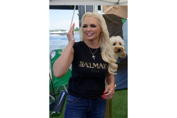 Sie dateten zwar nicht im klassischen Sinne, aber weil man sich spontan sympathisch war, ging TV-Entertainerin Daniela Katzenberger mit einem Fan nach einer Autogrammstunde noch ein paar Schritte weit ... Sie dateten zwar nicht im klassischen Sinne, aber weil man sich spontan sympathisch war, ging TV-Entertainerin Daniela Katzenberger mit einem Fan nach einer Autogrammstunde noch ein paar Schritte weit ...