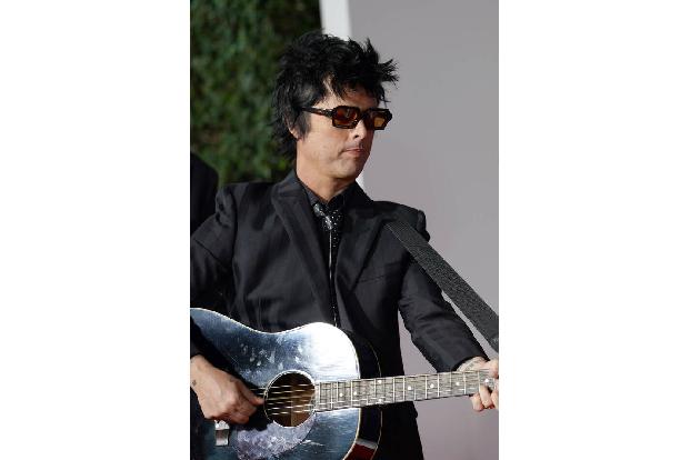 Seit 1994 sind Green-Day-Sänger Billie Joe Armstrong und seine Frau Adrienne verheiratet. Bei einem Konzert in Minneapolis vier Jahre zuvor hatte es gefunkt, die Begegnung war die Inspiration zum Hit '2000 Light Years Away'.