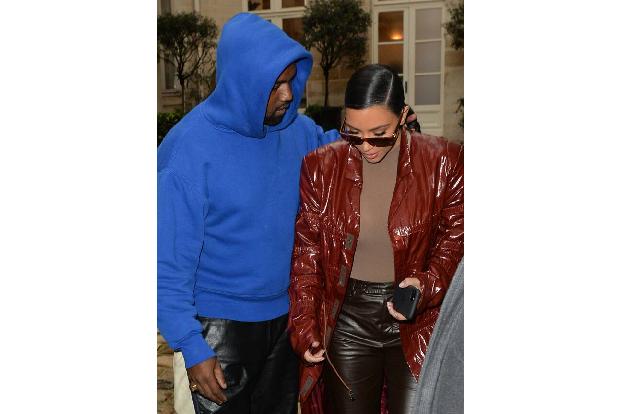 Kanye West war sofort verzaubert von Kim Kardashian, als die beiden sich 2003 kennenlernten — sie war zu dem Zeitpunkt die Assistentin der Sängerin Brandy und betrachtete den Rapper zunächst nur als g ...