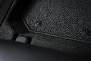 Wie Sie Fußmatten im Auto wieder richtig sauber bekommen