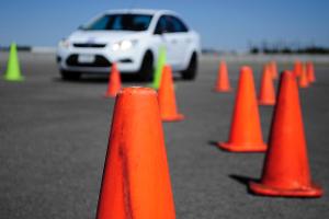 Fahrsicherheitstraining: Warum es auch routinierten Autofahrern viel bringt