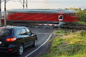 Das sollten Autofahrer an Bahnübergängen beachten