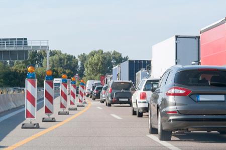 linke Fahrspur Autobahnbaustelle