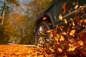 Welche Verkehrsregeln Autofahrer im Herbst und Winter vergessen