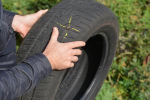 Geschickt geflickt: Wann lohnt sich eine Reifenreparatur?